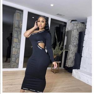 Gsuwoo Fitted Dress In the color pink